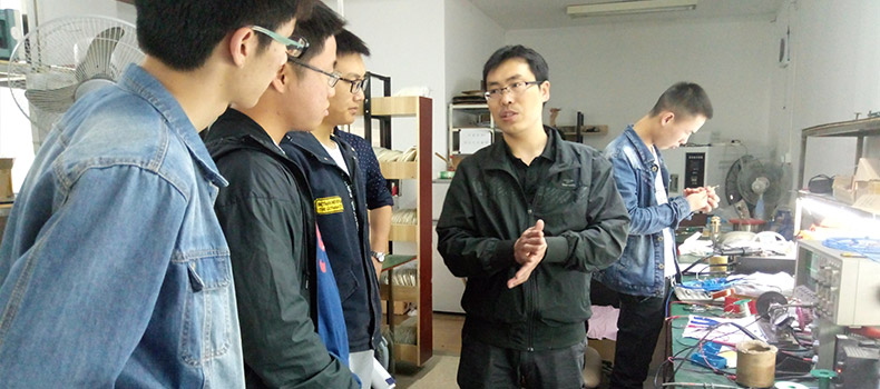我公司與高校合作，進行現(xiàn)場考察